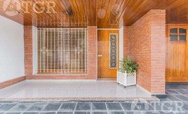 Cálida casa en Lomas de Zamora con diseño funcional y entorno privilegiado
