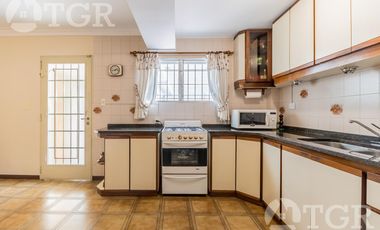 Cálida casa en Lomas de Zamora con diseño funcional y entorno privilegiado