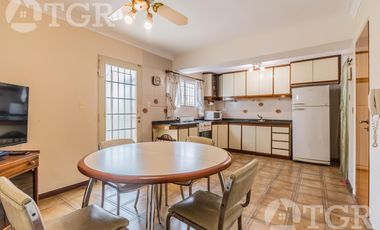 Cálida casa en Lomas de Zamora con diseño funcional y entorno privilegiado