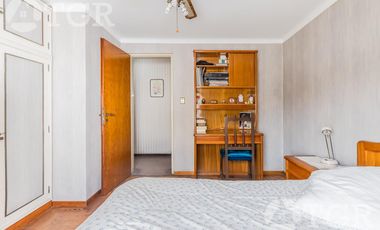 Cálida casa en Lomas de Zamora con diseño funcional y entorno privilegiado