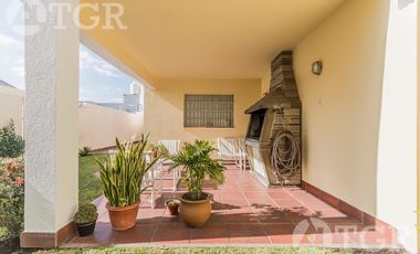 Cálida casa en Lomas de Zamora con diseño funcional y entorno privilegiado