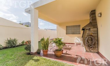 Cálida casa en Lomas de Zamora con diseño funcional y entorno privilegiado