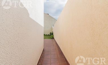 Cálida casa en Lomas de Zamora con diseño funcional y entorno privilegiado