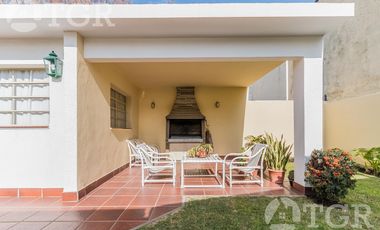 Cálida casa en Lomas de Zamora con diseño funcional y entorno privilegiado
