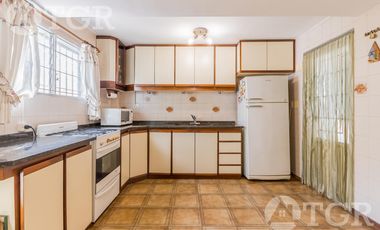 Cálida casa en Lomas de Zamora con diseño funcional y entorno privilegiado