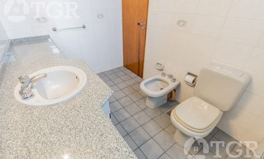 Cálida casa en Lomas de Zamora con diseño funcional y entorno privilegiado