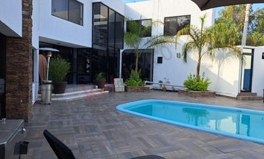 Residencia en Venta con alberca, gran jardín y 11 lugares de estacionamiento en Villas del Mesón Juriquilla Querétaro