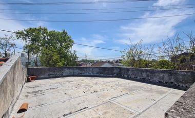 Venta - Casa cuatro ambientes con cochera de estilo marplatense - Bahía Blanca 2010