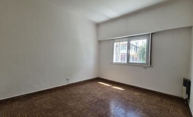 Venta - Casa cuatro ambientes con cochera de estilo marplatense - Bahía Blanca 2010