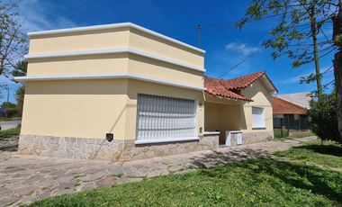 Venta - Casa cuatro ambientes con cochera de estilo marplatense - Bahía Blanca 2010