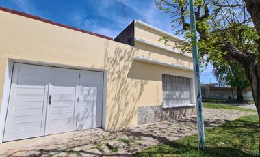 Venta - Casa cuatro ambientes con cochera de estilo marplatense - Bahía Blanca 2010