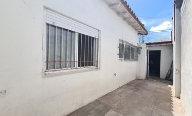 Venta - Casa cuatro ambientes con cochera de estilo marplatense - Bahía Blanca 2010