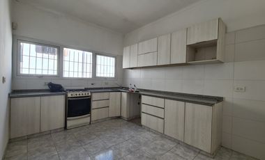 Venta - Casa cuatro ambientes con cochera de estilo marplatense - Bahía Blanca 2010