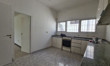 Venta - Casa cuatro ambientes con cochera de estilo marplatense - Bahía Blanca 2010