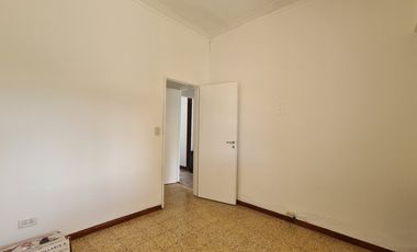 Venta - Casa cuatro ambientes con cochera de estilo marplatense - Bahía Blanca 2010