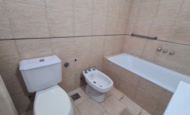 Venta - Casa cuatro ambientes con cochera de estilo marplatense - Bahía Blanca 2010