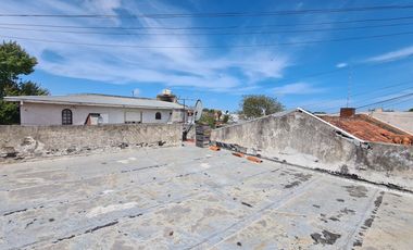 Venta - Casa cuatro ambientes con cochera de estilo marplatense - Bahía Blanca 2010