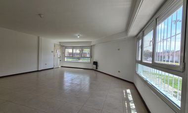 Venta - Casa cuatro ambientes con cochera de estilo marplatense - Bahía Blanca 2010