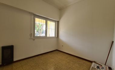 Venta - Casa cuatro ambientes con cochera de estilo marplatense - Bahía Blanca 2010