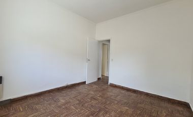 Venta - Casa cuatro ambientes con cochera de estilo marplatense - Bahía Blanca 2010