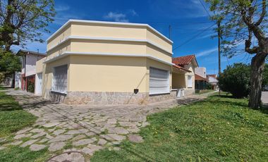 Venta - Casa cuatro ambientes con cochera de estilo marplatense - Bahía Blanca 2010