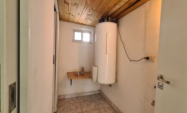 Venta - Casa cuatro ambientes con cochera de estilo marplatense - Bahía Blanca 2010