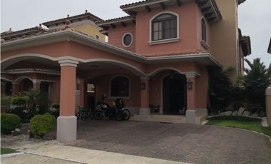 VENDO CASA EN EL DORAL DE COSTA DEL ESTE ( IH)