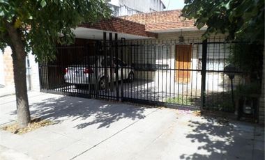 SE VENDE MUY LINDA PROPIEDAD DE 4 AMBIENTES EN VILLA BALLESTER. LOTE PROPIO.