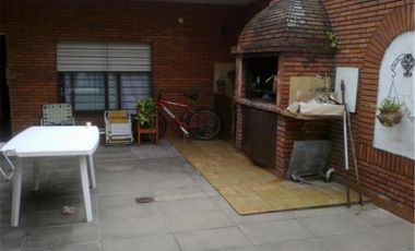 SE VENDE MUY LINDA PROPIEDAD DE 4 AMBIENTES EN VILLA BALLESTER. LOTE PROPIO.