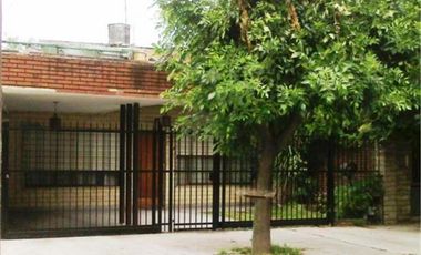 SE VENDE MUY LINDA PROPIEDAD DE 4 AMBIENTES EN VILLA BALLESTER. LOTE PROPIO.