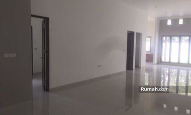 Rumah Dengan Halaman Luas di Sentul City