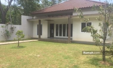 Rumah Dengan Halaman Luas di Sentul City