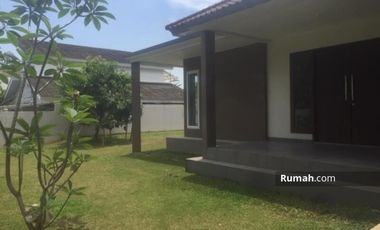 Rumah Dengan Halaman Luas di Sentul City