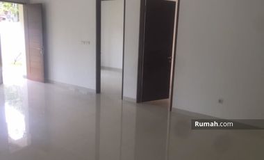 Rumah Dengan Halaman Luas di Sentul City