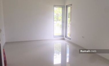 Rumah Dengan Halaman Luas di Sentul City