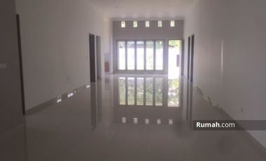Rumah Dengan Halaman Luas di Sentul City