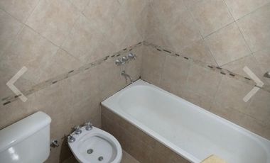 Excelente  departamento  de 2 ambientes con cochera.