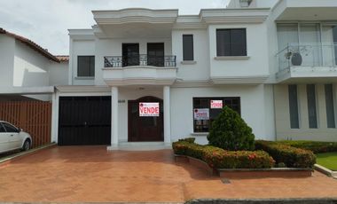 casa en venta en c.c mirador campestre. Cod V2435