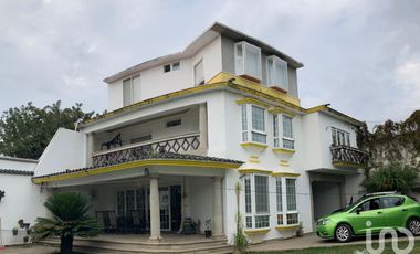 Casa en Venta con Alberca y Jardín en Zona Norte de Cuernavaca.
