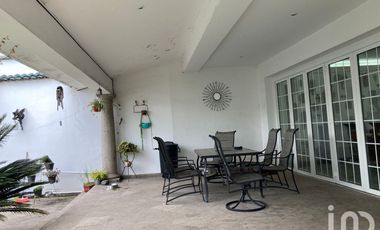 Casa en Venta con Alberca y Jardín en Zona Norte de Cuernavaca.