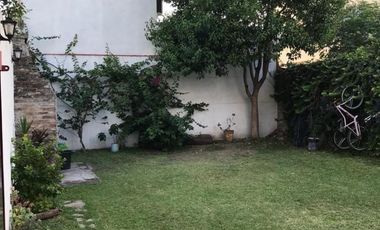 DUPLEX 4 AMBIENTES EN 2 PLANTAS AL FRENTE CON PATIO, EXCELENTE UBICACION