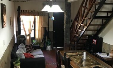 DUPLEX 4 AMBIENTES EN 2 PLANTAS AL FRENTE CON PATIO, EXCELENTE UBICACION