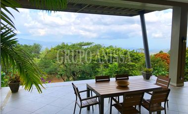 Se Vende Moderna y Amplia Casa en Altos del Maria