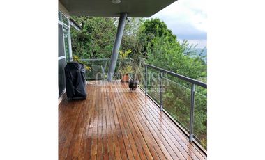 Se Vende Moderna y Amplia Casa en Altos del Maria