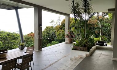 Se Vende Moderna y Amplia Casa en Altos del Maria