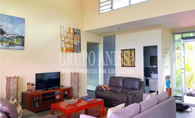 Se Vende Moderna y Amplia Casa en Altos del Maria