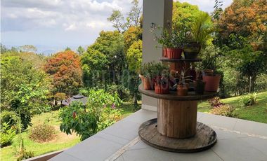 Se Vende Moderna y Amplia Casa en Altos del Maria