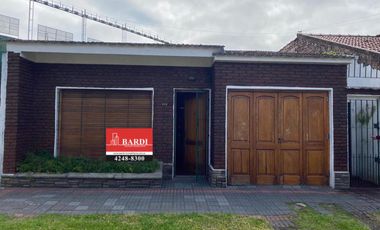 CASA DE 3 AMB. CON GRAN QUINCHO EN BANFIELD