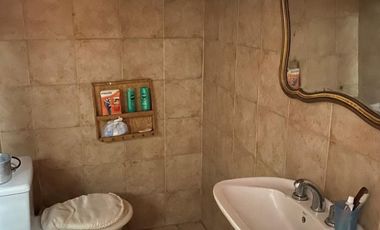CASA DE 3 AMB. CON GRAN QUINCHO EN BANFIELD