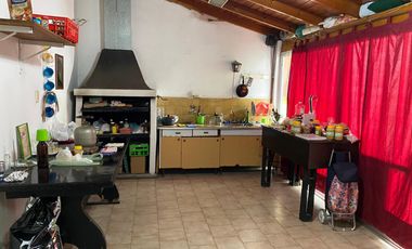 CASA DE 3 AMB. CON GRAN QUINCHO EN BANFIELD